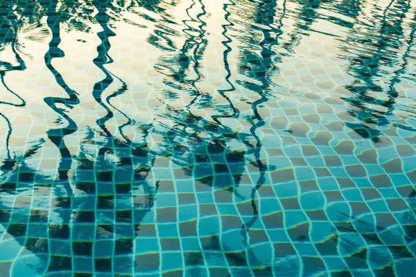 Reflexão de palmeiras — Fotografia de Stock