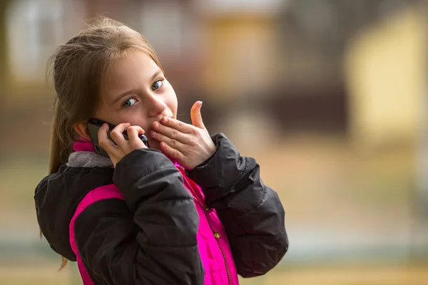 Klein meisje praten over telefoon — Stockfoto