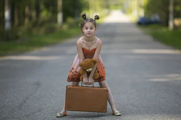 Niña con maleta —  Fotos de Stock