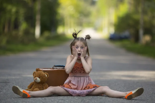 Niña con maleta —  Fotos de Stock