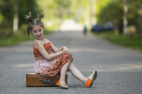 Bambina con valigia — Foto Stock