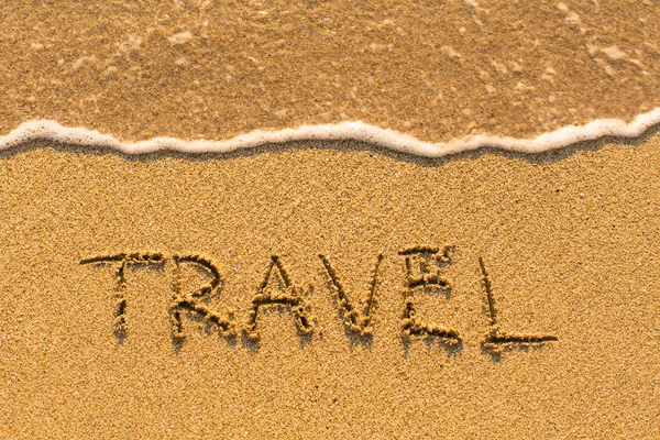 Seyahat etmek sözcük kum üzerinde — Stok fotoğraf