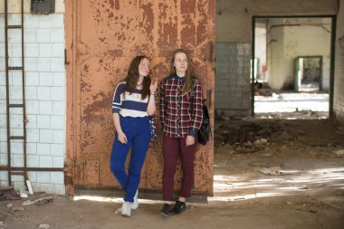 genç kız demir kapının yanında 