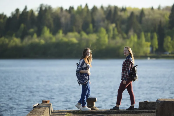 Due amici al molo del fiume . — Foto Stock