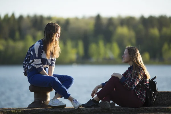 Två vänner på piren i floden. — Stockfoto