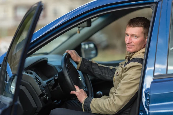 A young man in his car. — Stock Photo, Image