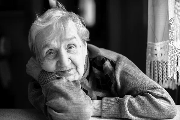Портрет пожилой женщины — стоковое фото