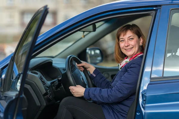 Matute Kobieta w jej nowy samochód. Obraz Stockowy