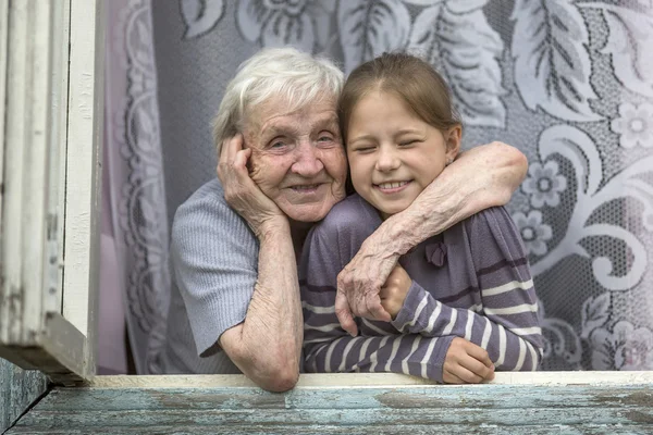 Mormor med sitt barnbarn — Stockfoto