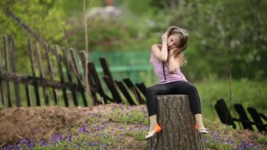 Şirin kız müzik hoşlanır 