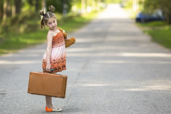 小さな女の子の旅行者 — ストック写真