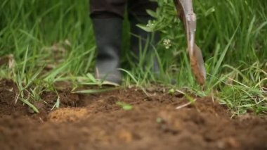 toprak kazma kürekle