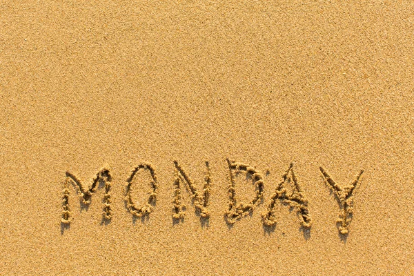 모래에 월요일 단어 — 스톡 사진