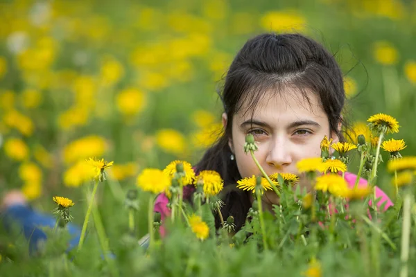 Çimlere yatan genç kız. — Stok fotoğraf