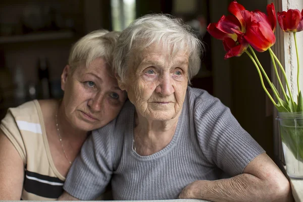 그녀의 딸과 함께 오래 된 여자. — 스톡 사진