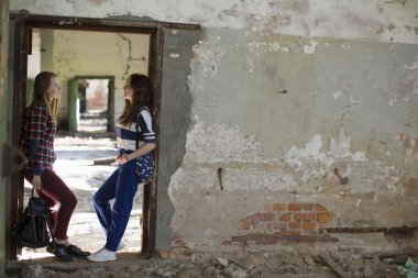 Kızlar terk edilmiş binada daimi.
