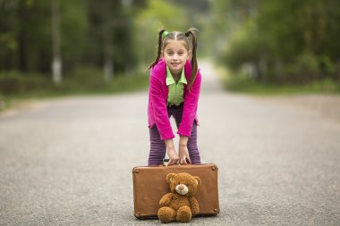 Bavullu küçük kız.