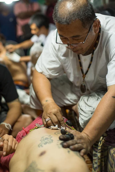 Oidentifierade munk gör traditionella yantra tatuering — Stockfoto