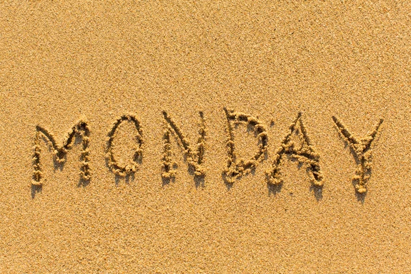 Słowo poniedziałek na piasku — Zdjęcie stockowe
