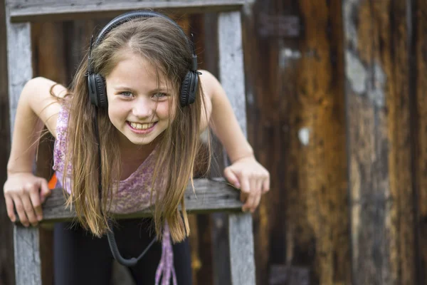 Menina feliz com fones de ouvido — Fotografia de Stock