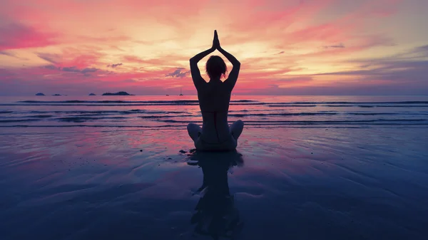 Silueta de yoga femenino —  Fotos de Stock