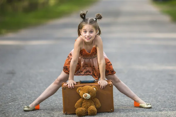 Kleines Mädchen auf Reisen — Stockfoto