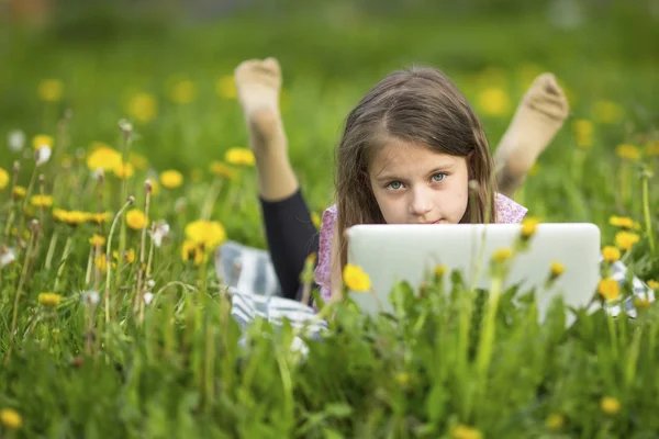 Ragazzina con computer portatile — Foto Stock