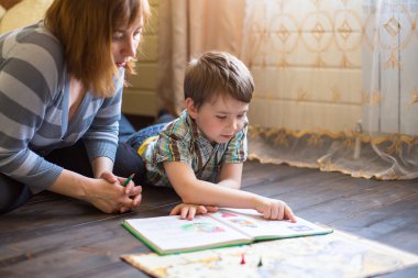 Anne eğitim genç oğlu.