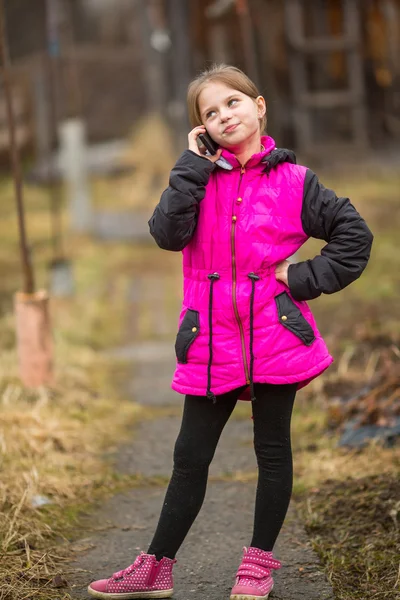 Flicka pratar i telefon — Stockfoto