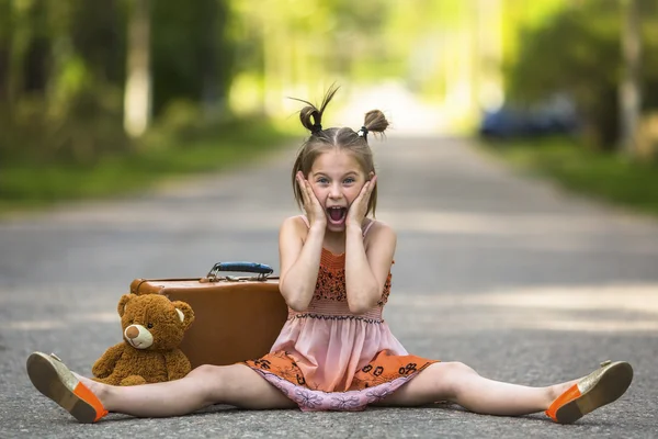 Kleines Mädchen auf Reisen — Stockfoto