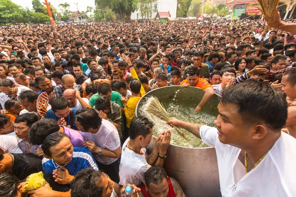 Zegen met wijwater — Stockfoto