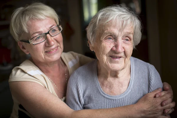 Senior kobieta z córką — Zdjęcie stockowe