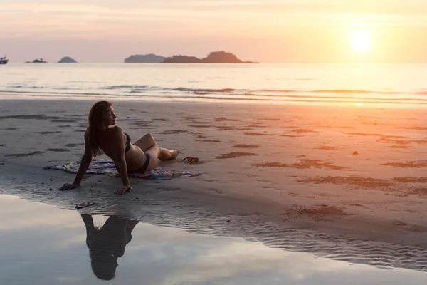 Frau liegt am Strand — Stockfoto