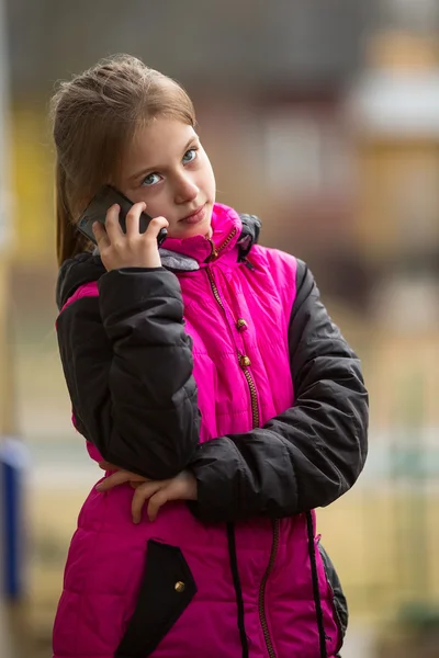 Девушка разговаривает по телефону — стоковое фото