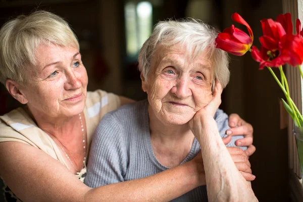 Äldre kvinna med dotter — Stockfoto