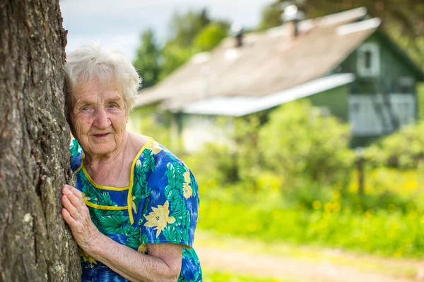 Porträtt av en äldre kvinna — Stockfoto