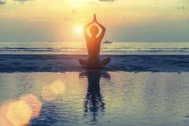Yoga yapan kadın 