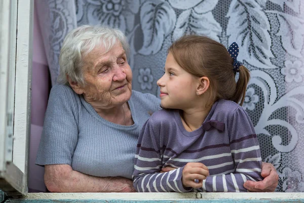 Бабушка с внучкой — стоковое фото