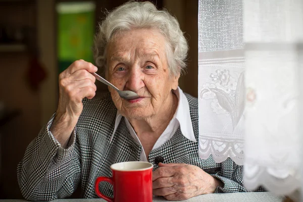 Çay içen kadın — Stok fotoğraf