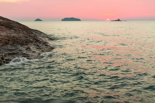 Захід сонця на морському пляжі — стокове фото