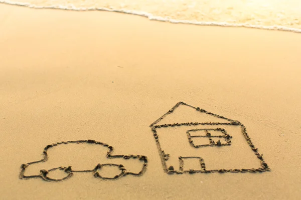 Auto und Haus auf Sand gezeichnet — Stockfoto