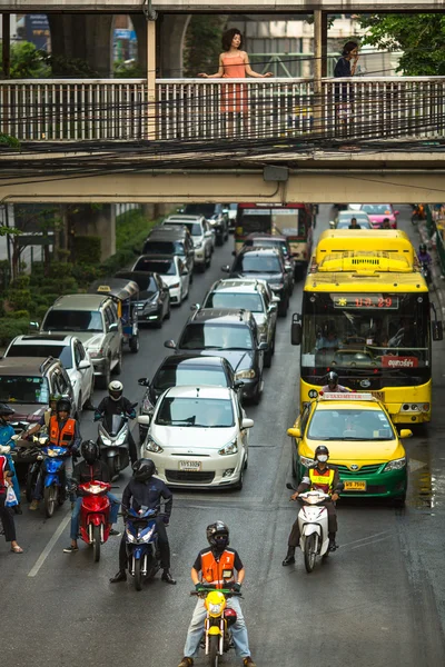Traffico di trasporto nel centro della città — Foto Stock