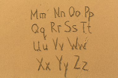 Sahilde çizilen alfabe harfleri