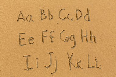 Sahilde çizilen alfabe harfleri