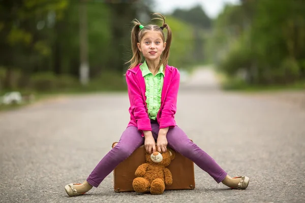 Little girl traveler in bright clothes — Φωτογραφία Αρχείου