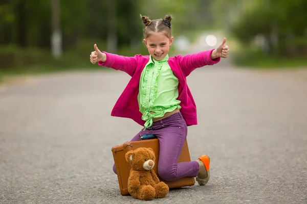 Kleine reiziger op de weg — Stockfoto