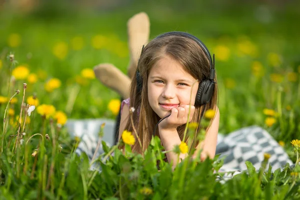 Malá holčička v sluchátka — Stock fotografie