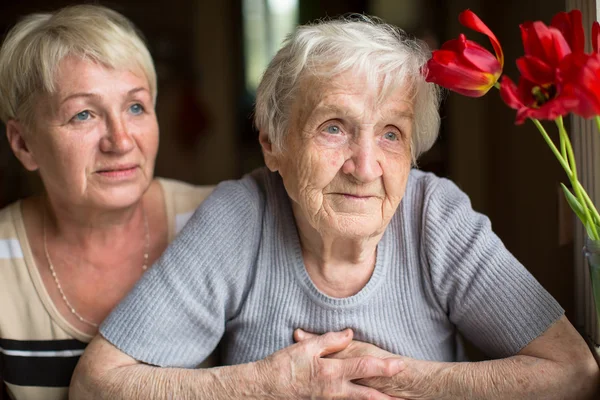 Anciana con su hija adulta —  Fotos de Stock