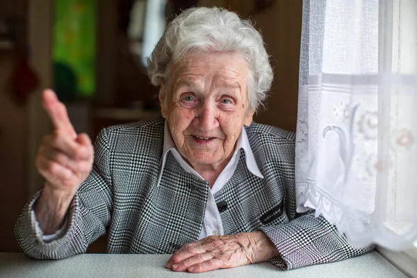 Donna anziana gesticolare — Foto Stock