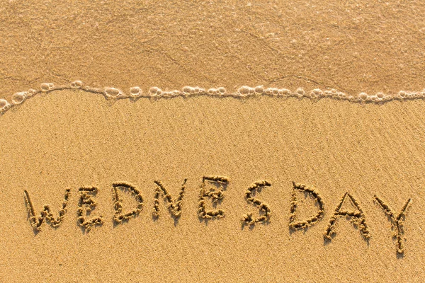 Quarta-feira - desenhado na areia — Fotografia de Stock